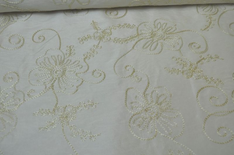 Taft mit Stickerei cream