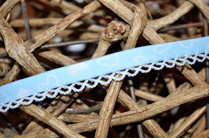 Schrägband Herzen mit Häkelborte hellblau
