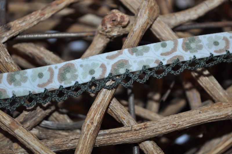 Schrägband Blumenwiese mit Häkelborte grün/khaki