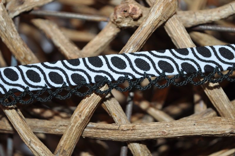 Schrägband Grafik mit Häkelborte 1 schwarz