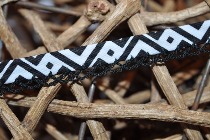 Schrägband Grafik mit Häkelborte 2 schwarz