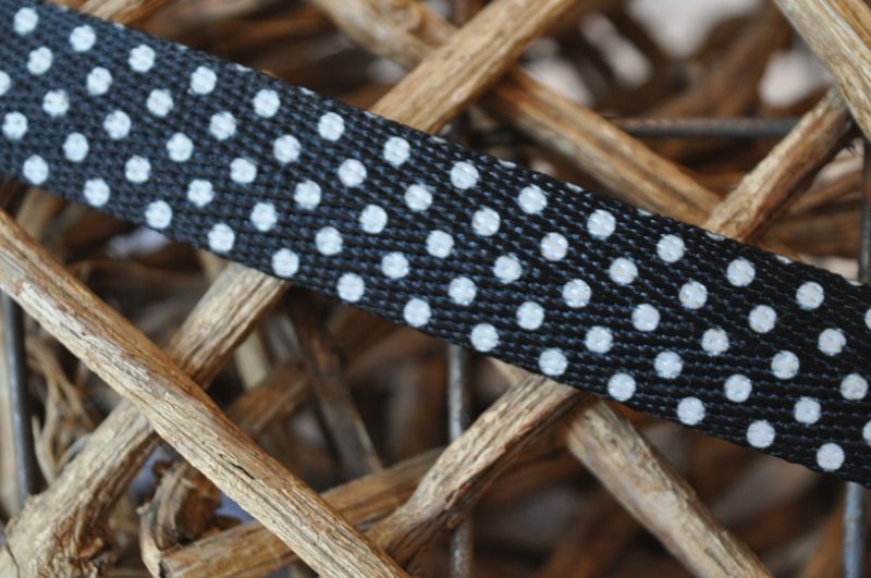 Köperband Schwarz mit Tupfen 18 mm
