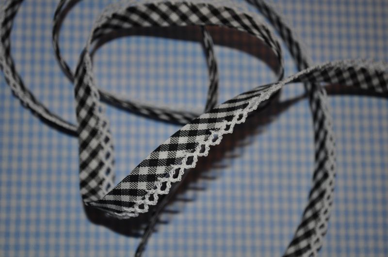 Schrägband vichy karo mit Häkelborte schwarz