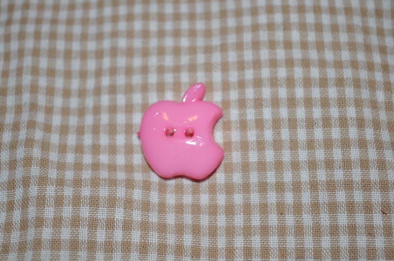 Knopf 25mm 2-Loch Bitten Apple groß rosa