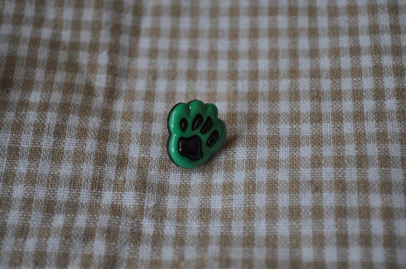 Knopf Pfote grün/schwarz