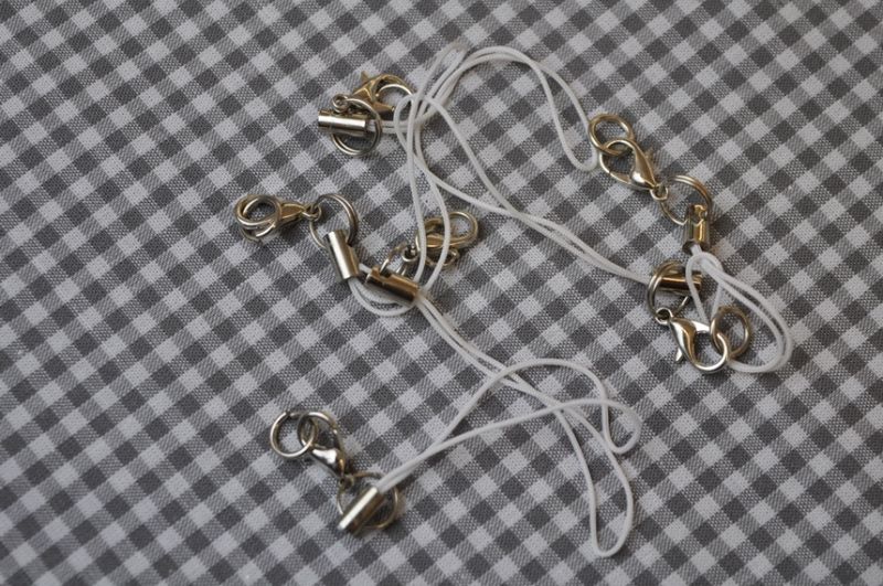 Handyanhänger mit Karabinerhaken weiß
