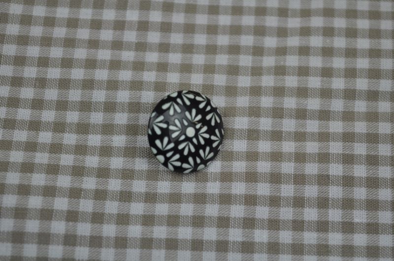Knopf Tante Ema Blumenmuster schwarz
