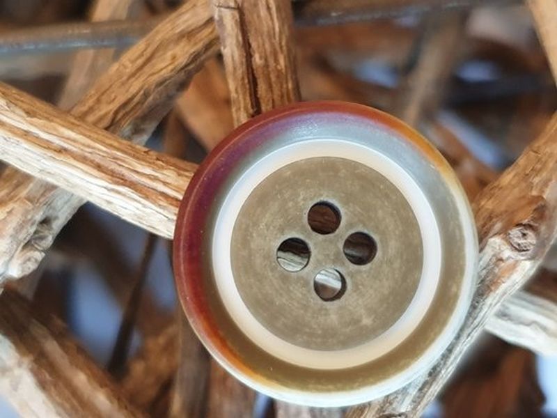 Polyesterknnopf 4-Loch khaki/braun/rot 20mm