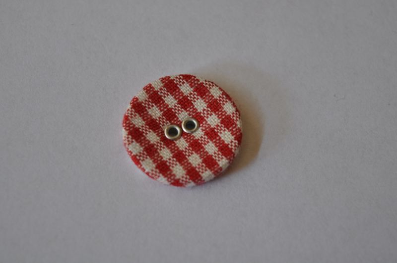Knopf mit Stoff bezogen rot