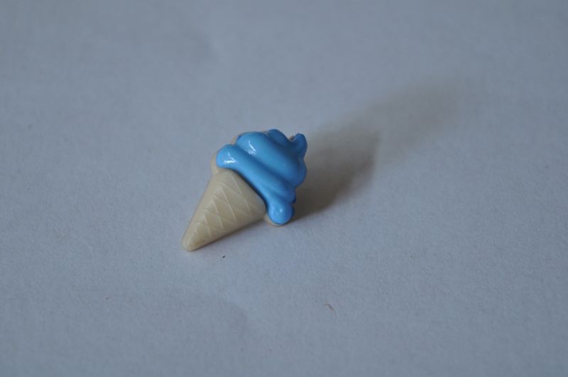 Knopf Eis hellblau