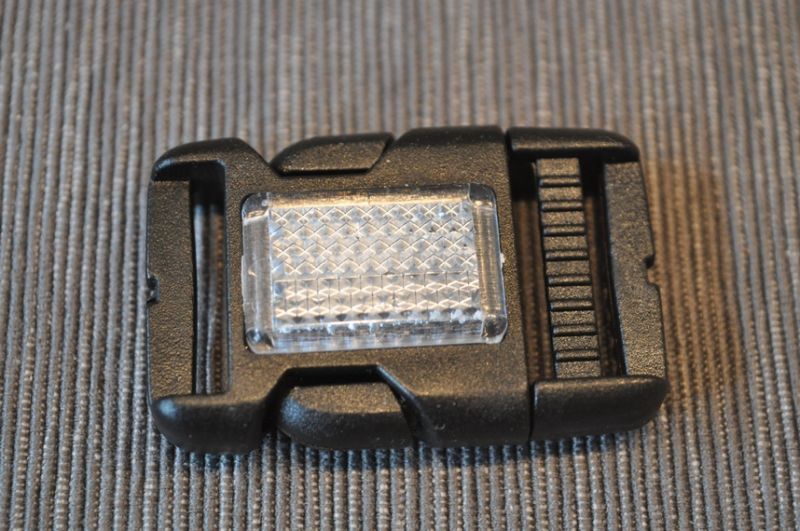 [930131] Steckschnalle mit Reflektor 25 mm eckig