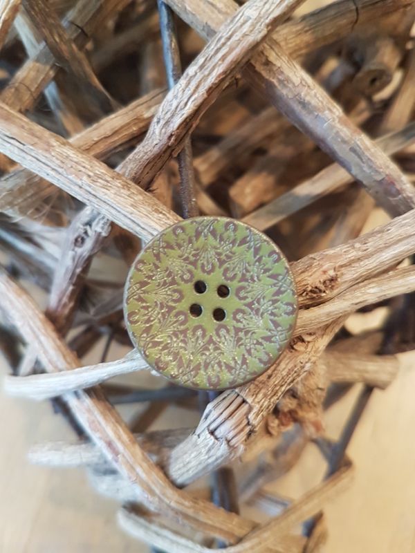 Knopf Polyester mit Blumen grün 23mm