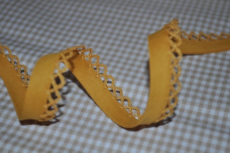 Schrägband uni mit Häkelborte ocker