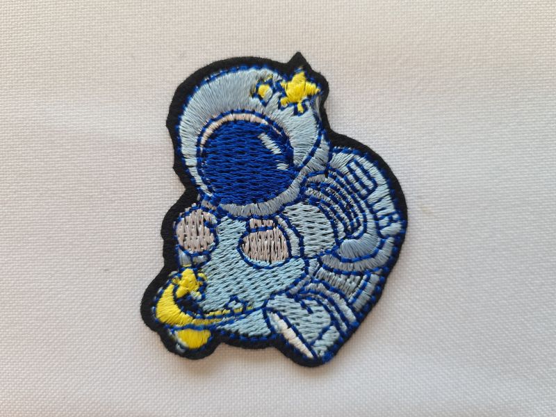Applikation/Bügelbild Astronaut sitzend blau