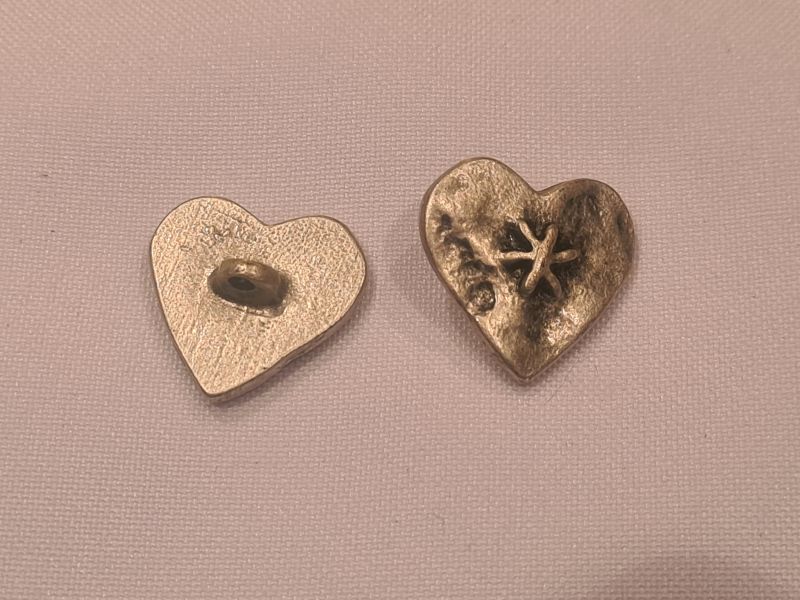 Knopf 20mm Öse Metall Herzform mit Kreutzstich Silber Matt