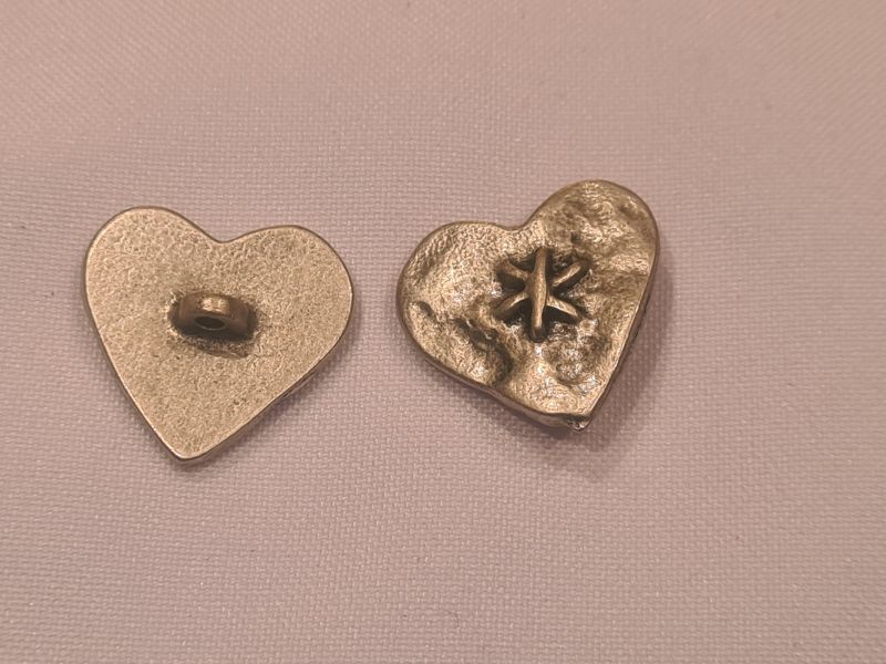 Knopf 23mm Öse Metall Herzform mit Kreutzstich Silber Matt