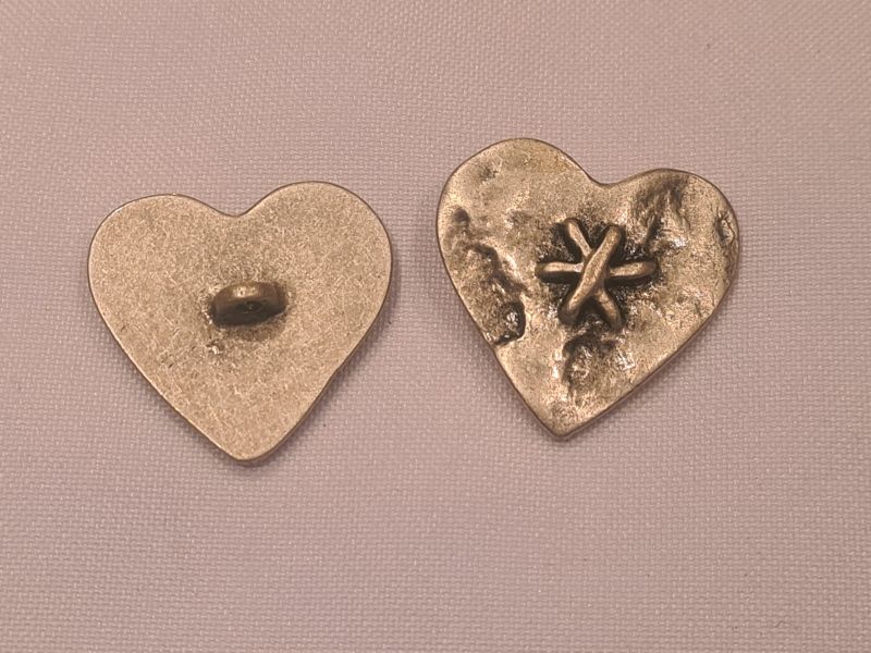 Knopf 28mm Öse Metall Herzform mit Kreutzstich Silber Matt