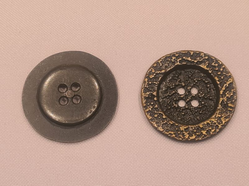 Knopf 29mm 4-Loch Metall Hammerschlagoptik Schwarz/Gold