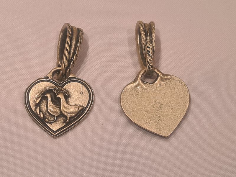 Trachtenanhänger aus Metall Herzform mit Gänsen 30mm