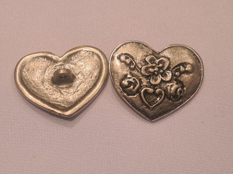 Knopf 30mm Öse Metall Herzform mit Blume Silber Matt