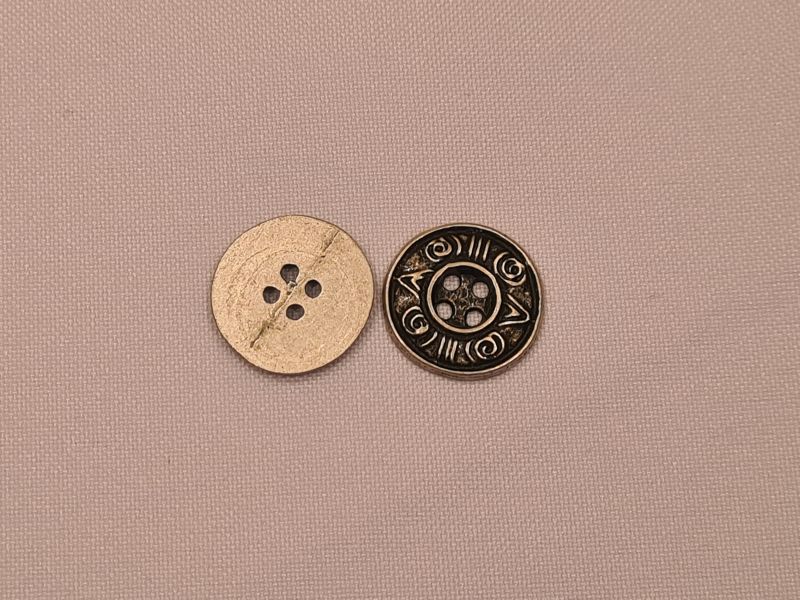 Knopf 17mm 4-Loch Zeichen am Rand Silber Matt