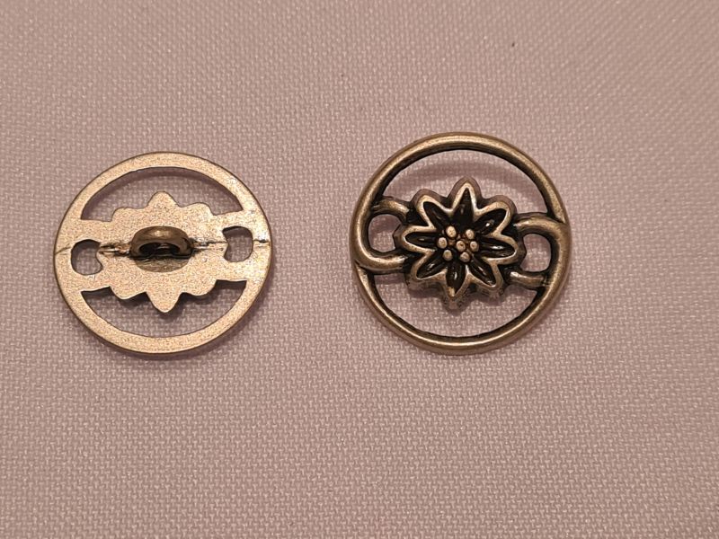 Knopf 20mm Öse Enzian gefräßt Silber Matt
