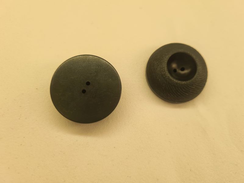 Knopf 30mm 2-Loch Halbkugel Streifen vertiefung Schwarz