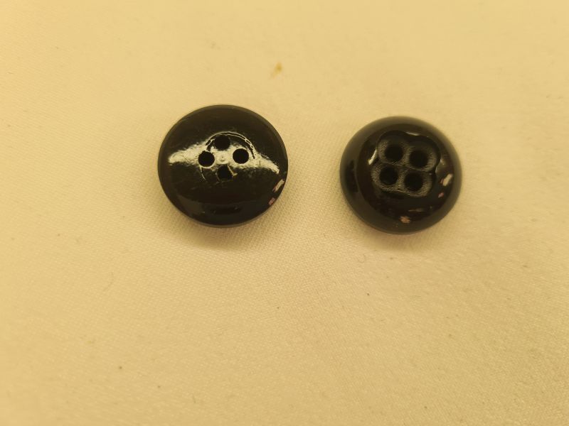Knopf 18mm 4-Loch Kuppel mit Bohrungen Schwarz