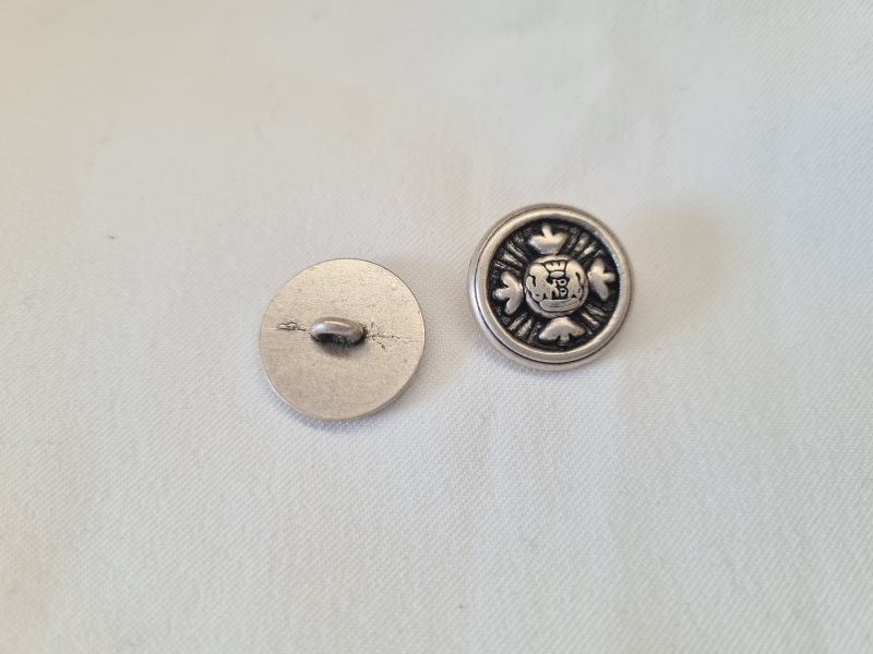 Knopf 18mm Öse Metall Kreuz Wappen Silber