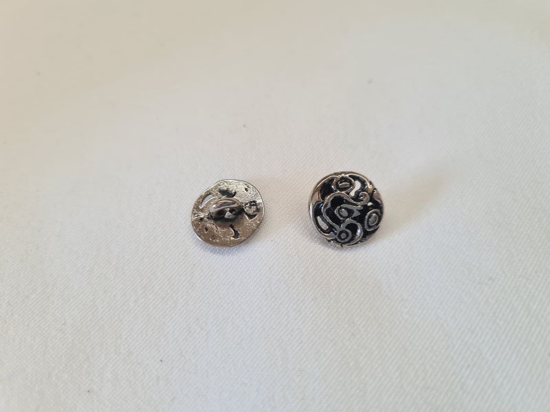Knopf 12mm Öse Metall Schwünge Schwarz/Silber