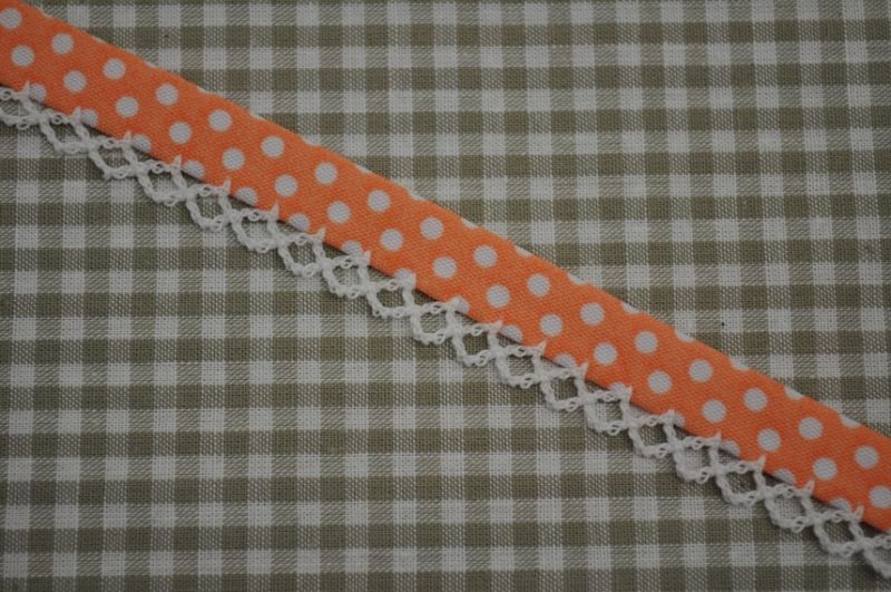 Schrägband Punkte mit Häkelborte apricot