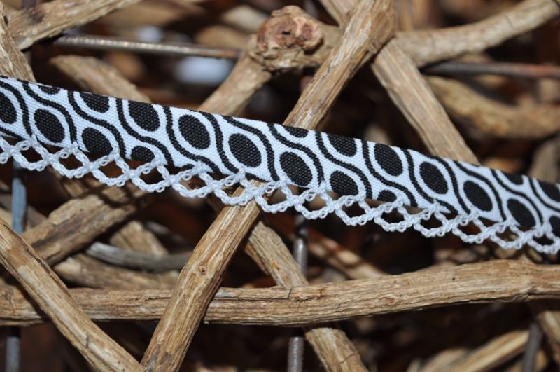 Schrägband Grafik mit Häkelborte 1 weiß