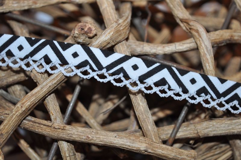 Schrägband Grafik mit Häkelborte 2 weiß