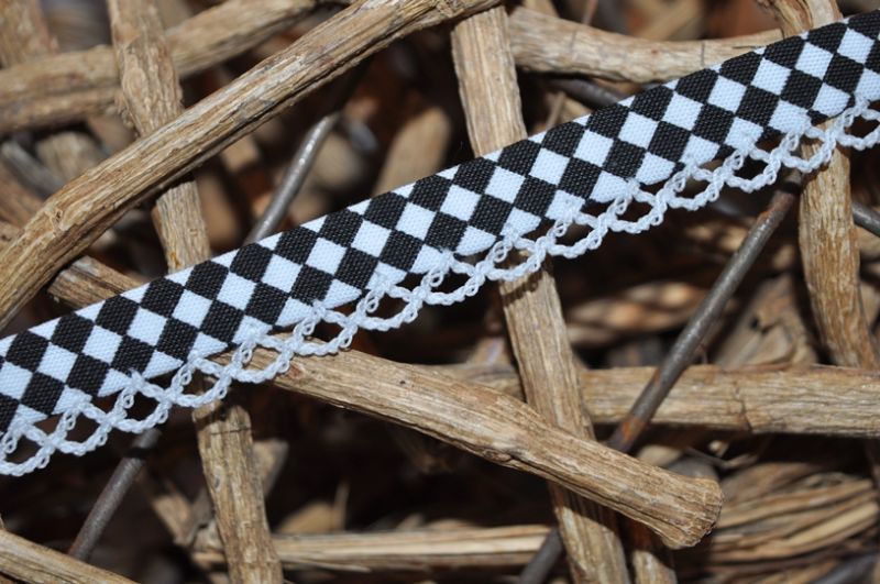 Schrägband Grafik mit Häkelborte 3 weiß