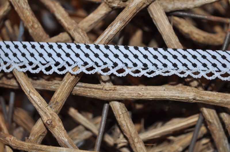 Schrägband Grafik mit Häkelborte 4 weiß