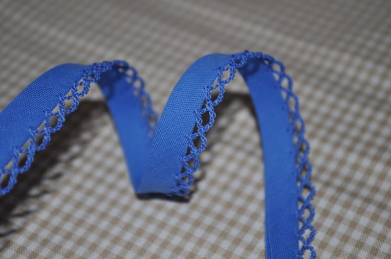 Schrägband uni mit Häkelborte blau