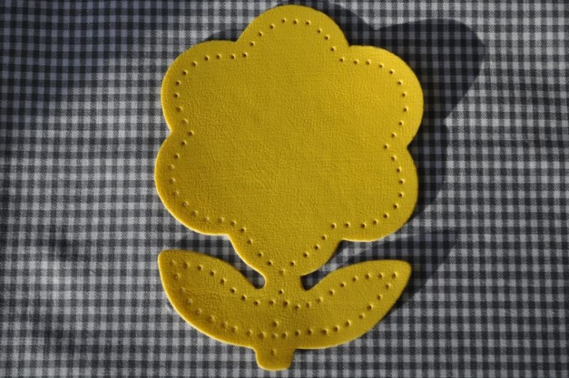 2 Leder (imitat) applikationen *blume* gelb