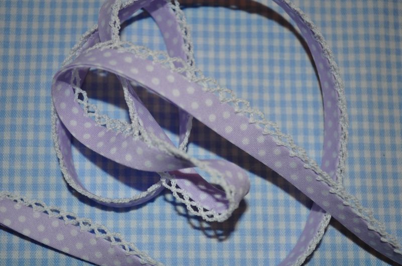 Schrägband Punkte mit Häkelborte flieder