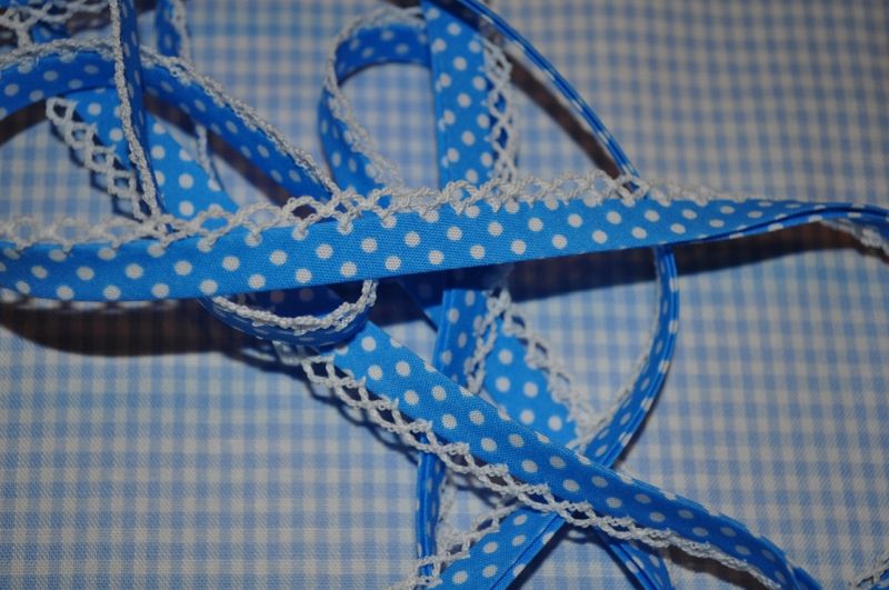 Schrägband Punkte mit Häkelborte blau