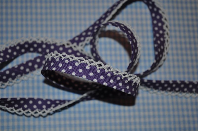 Schrägband Punkte mit Häkelborte lila