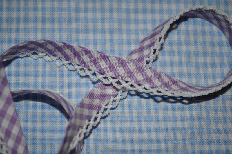 Schrägband vichy karo mit Häkelborte flieder