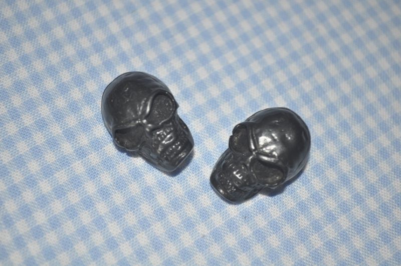 Knopf 25mm Öse Metall Totenkopf schwarz