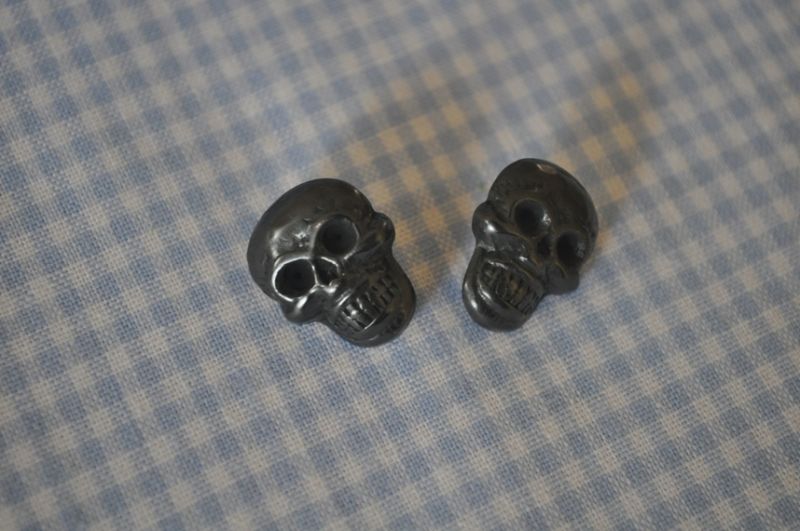 Knopf totenkopf schwarz flach