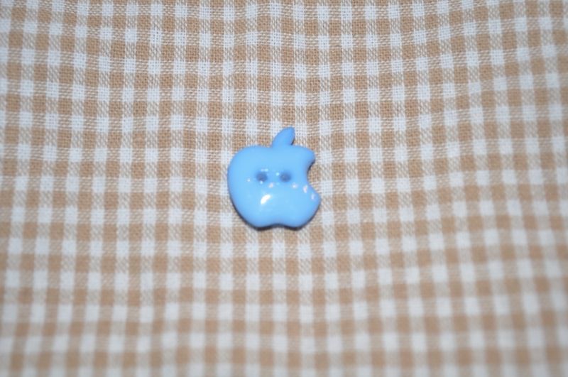 Knopf Bitten Apple klein hellblau 1,7cm