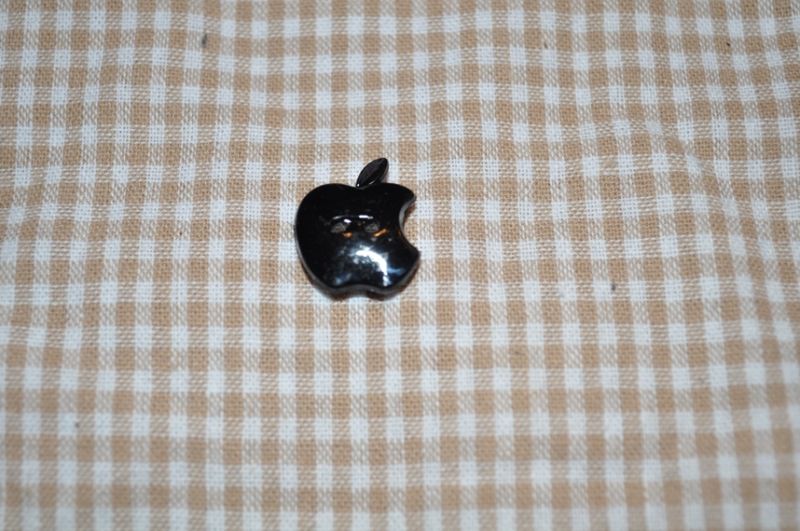 Knopf 17mm 2-Loch Bitten Apple klein schwarz
