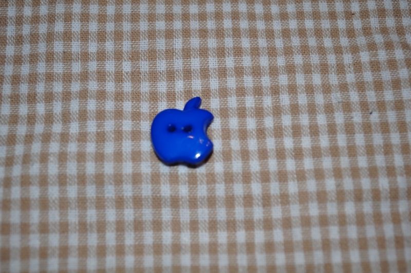 Knopf Bitten Apple klein blau 1,7cm