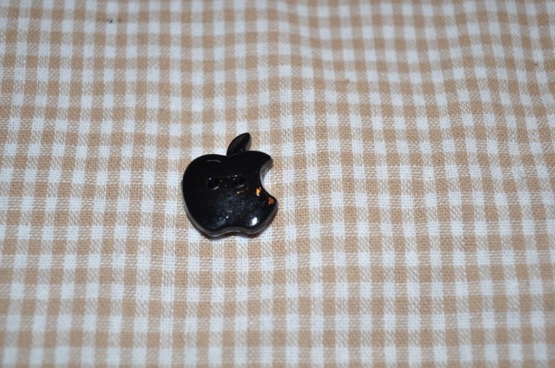 Knopf 20mm 2-Loch Bitten Apple mittel schwarz