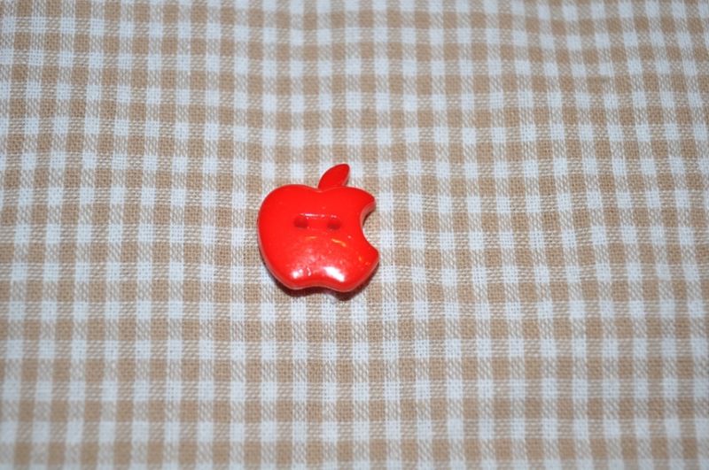 Knopf Bitten Apple mittel rot 2cm