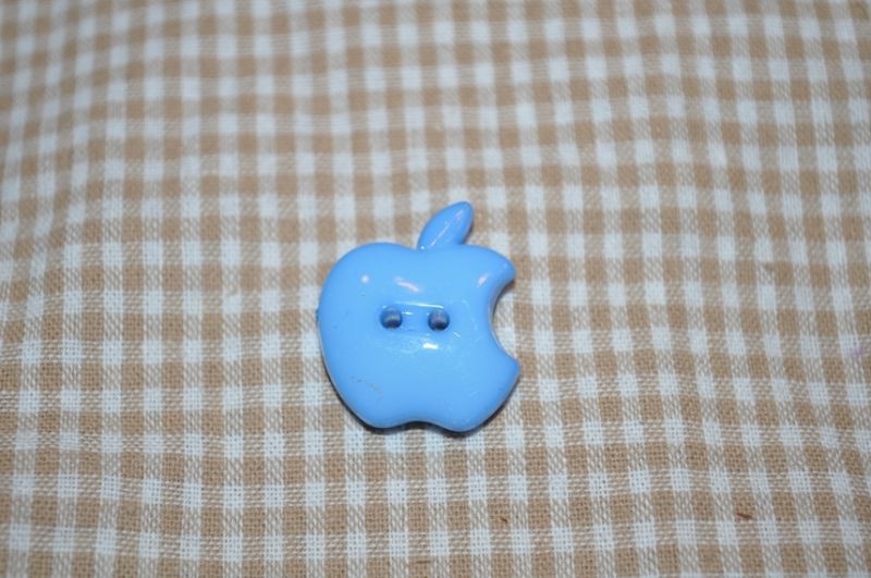 Knopf Bitten Apple groß hellblau 2,5cm