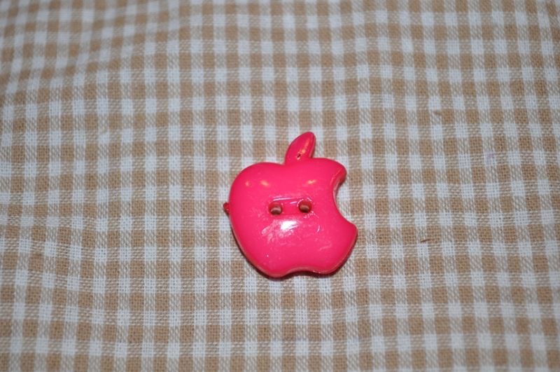 Knopf 25mm 2-Loch Bitten Apple groß pink